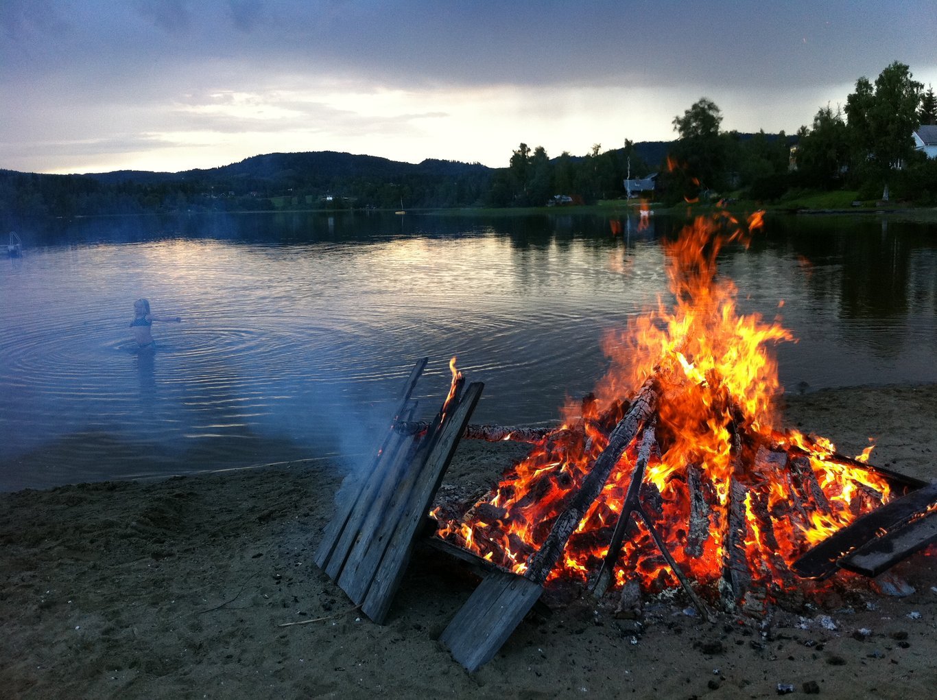 Ute på landet, sommarstugan och i naturen, är det vanligt att fira med att tända stora brasor vid sjön.