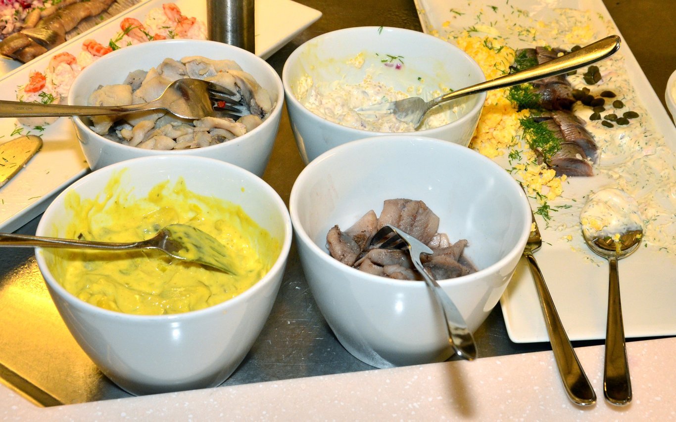 Olika varianter av inlagd sill. Brännvinssill, senapssill, skärgårdssill, matjessill och “sill á la russe”.