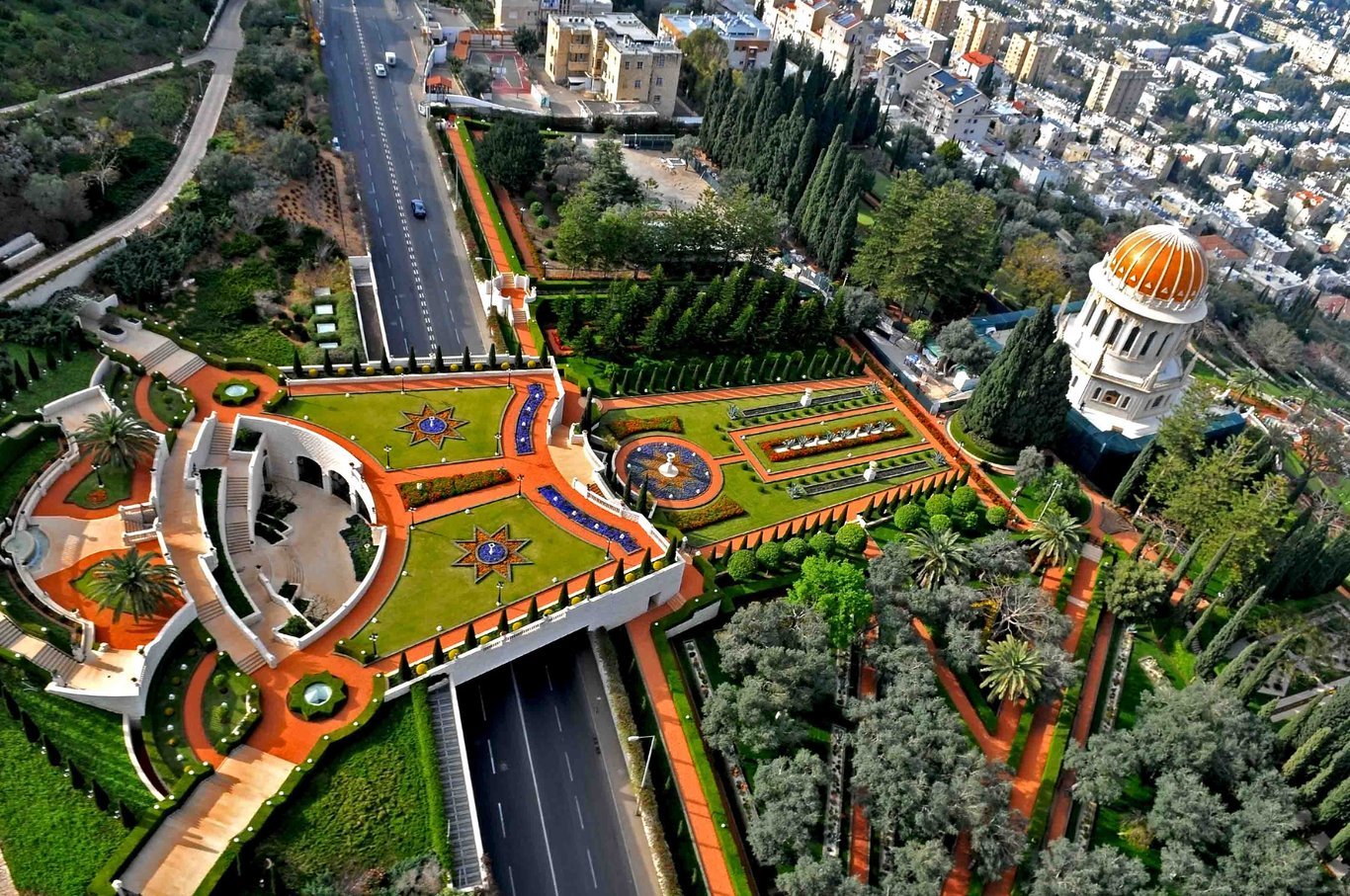 Tombeau du Bab, précurseur de la Foi baha'ie, abritant aussi le corps d'Abdu'l-Bahá sur les pentes du mont Carmel à Haifa en Israël. Les pèlerins du monde entier viennent s'y recueillir.