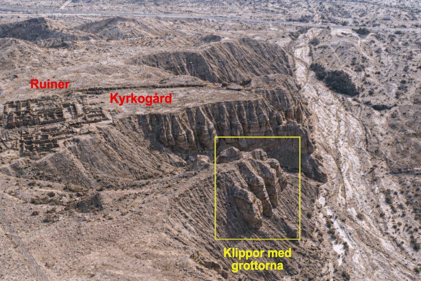 Vue générale du Site de Qumran avec, au premier plan, les falaises au flanc desquelles on découvrit les grottes contenant une partie des manuscrits.