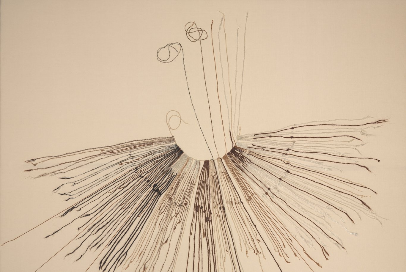 Un quipu est un assemblage de cordelettes de différentes couleurs sur un même fil support. Des noeuds de différents types sont pratiqués sur les cordes. Nombre de lamas, quantité de produits agricoles, événements de la vie courante... sont "racontés" par les quipus.
