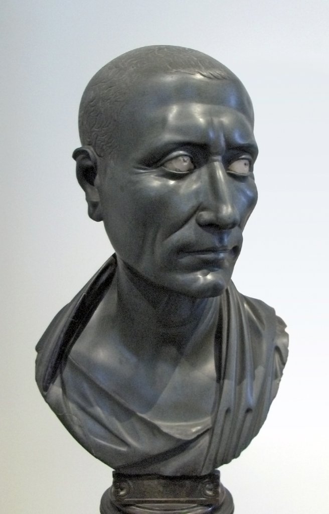 Portrait de Jules César, réalisé vers le 1er siècle apr. J.-C., probablement en Égypte, en ardoise verte. - 
Cette œuvre est nommée "Grüner Caesar" (César vert) par les allemands et est conservé au Altes Museum à Berlin.