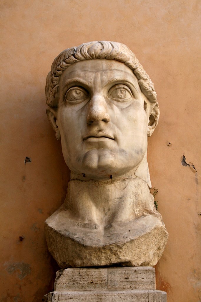 Tête du Colosse de Constantin, cette partie mesure 2,60 mètres de haut. Le colosse complet devait mesurer environ 12 mètres de haut
 - Marbre, œuvre romaine, 312-315 ap. J.-C.