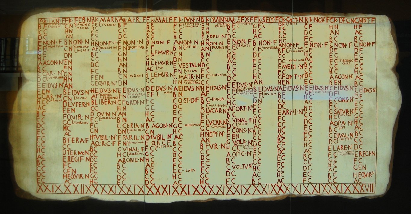 Calendrier d'Anzio (Fasti Antiates) reconstitué, exposé au Museo del Teatro de Caesaraugusta (Zaragoza, Espagne). Ce calendrier est daté entre 84 et 55 av. J.-C.  - 
Les fragments originaux sont conservés au Musée des Thermes de Dioclétien, à Rome.