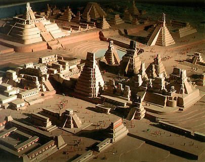 Maquette d'un centre centre cérémoniel maya de Tikal à son apogée (VIIIe siècle).