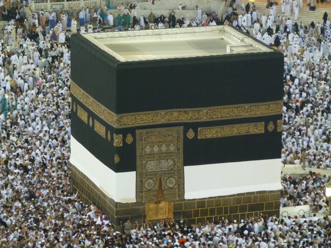 La Kaaba, en arabe الكَعْبة, au centre de la mosquée