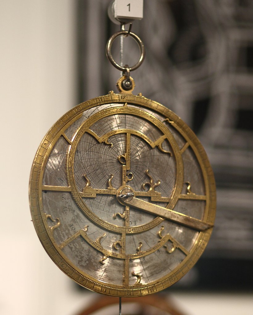 En annan astrolab daterad till 1400, även den tillskriven Jean Fusoris verkstäder, omkring 1400. Putnam Gallery vid Harvard Science Center.