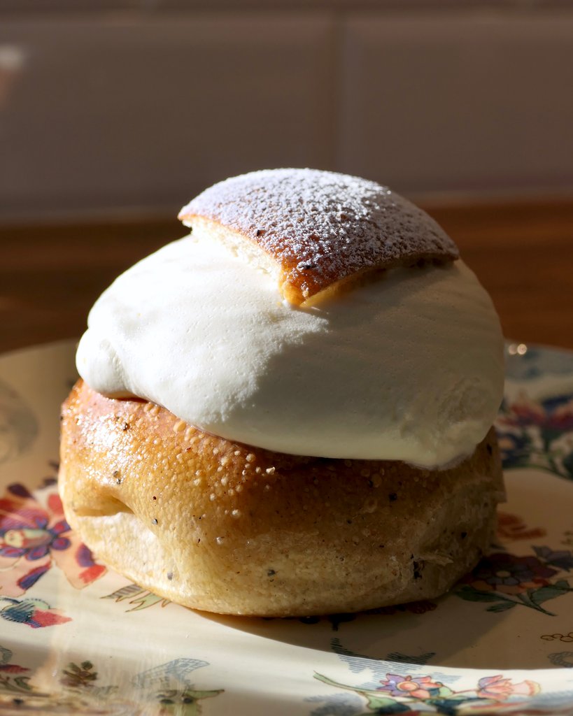 Fettisdagen, Semmeldagen, eller vita tisdagen, dagen före askonsdagen, fick sitt namn för att det var en av de sista dagarna före fastan då man kunde äta dyra, vita livsmedel: som ägg, socker och mjöl. Läs mer om den och om semla <a href="https://ikalender.dk/nationale-maerkedage/fastelavn#hvidetirsdag-og-askeonsdag">här</a>.