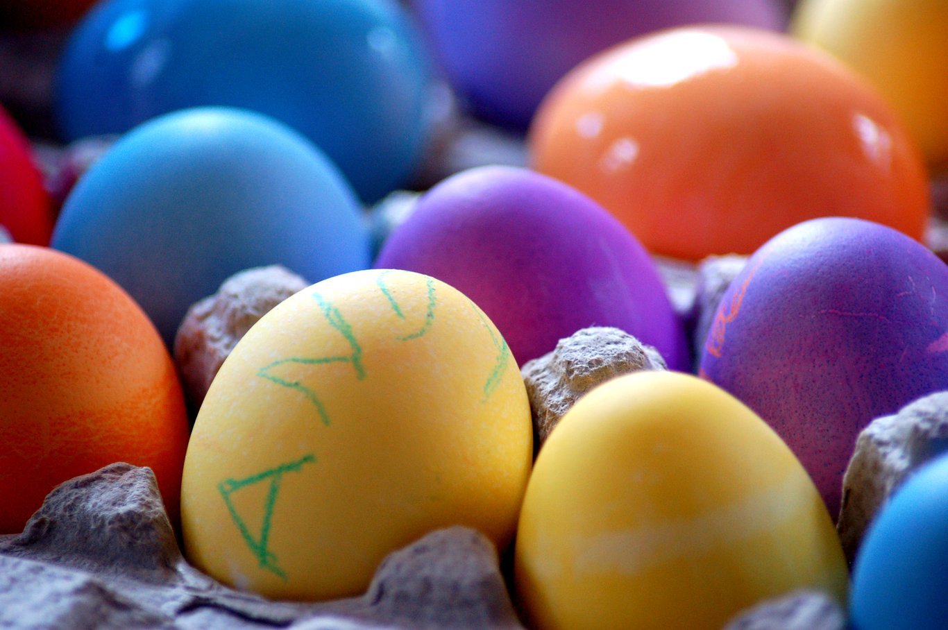 Idag är det vanligt att ge bort målade ägg till vänner och familj under påskperioden.