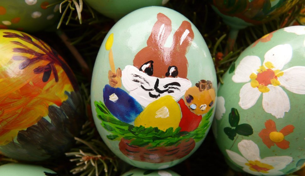 Ett påskägg dekorerat med en teckning av påskharen.