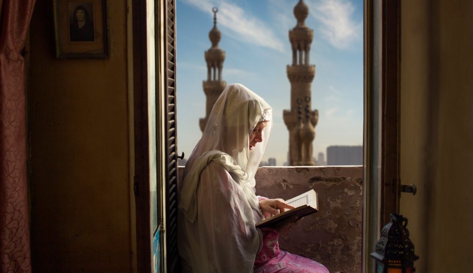 Kvinna som läser Koranen under Ramadan i Kairo.